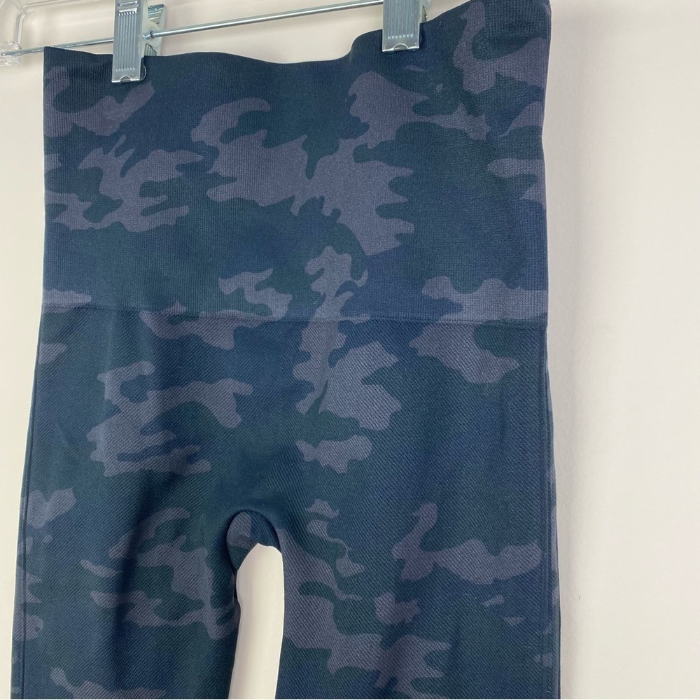 Spanx Camo Look At Me Now Seamless Cropped Leggings Size Small - Picture 5 of 8